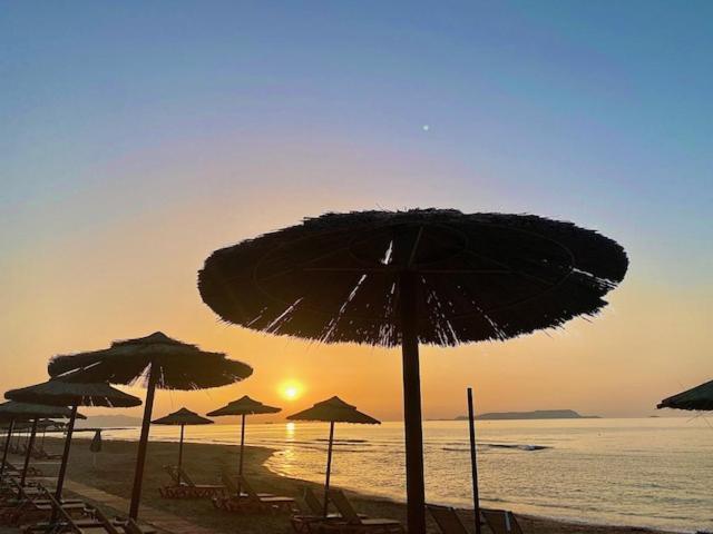 Mikes On The Beach Hersonissos  Zewnętrze zdjęcie